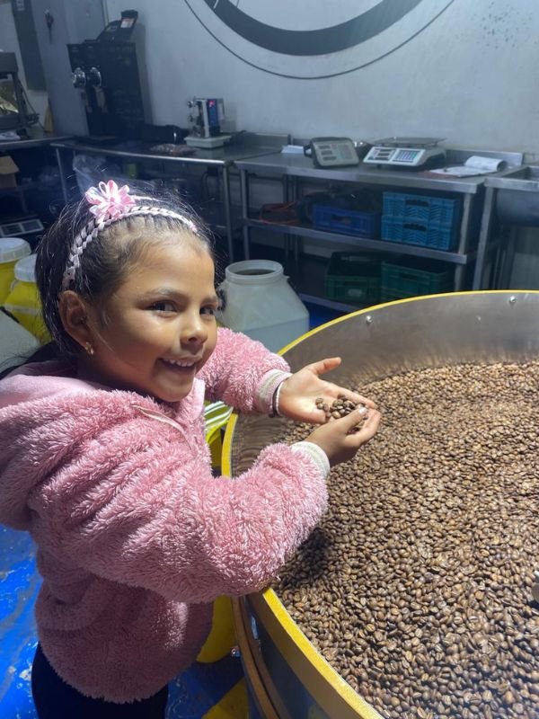 Melany con granos de café recién tostados — Finca Mastelo