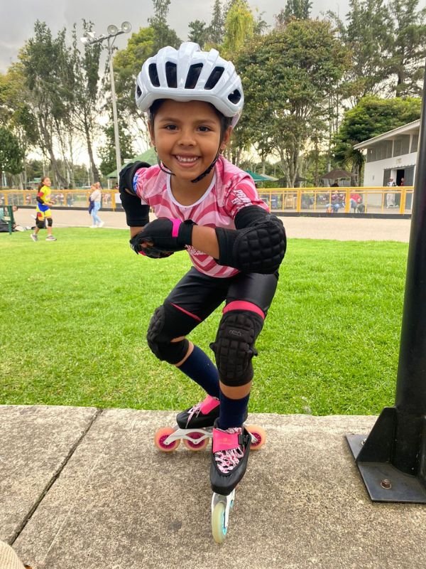 Melany en patines — el sueño que el café hace posible